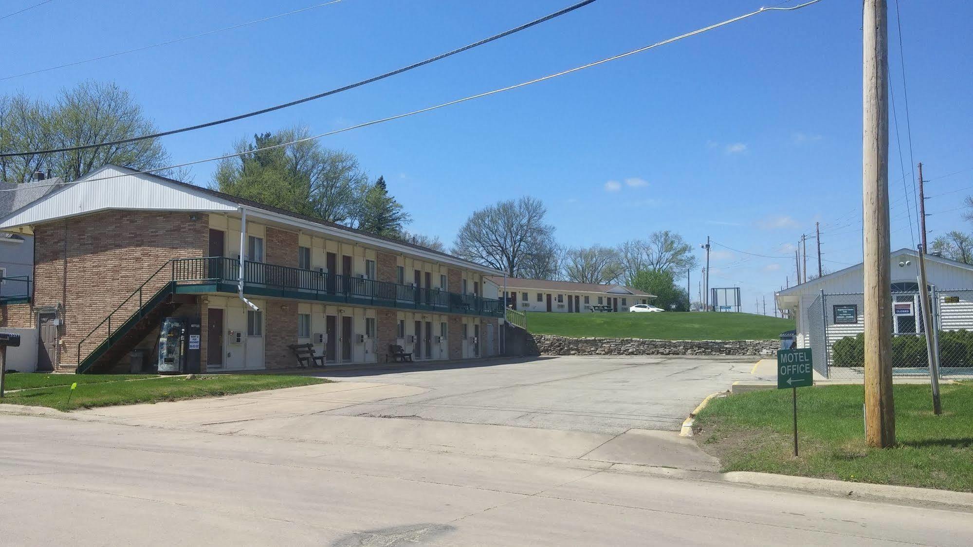 Hartwood Inn Charles City Exterior photo