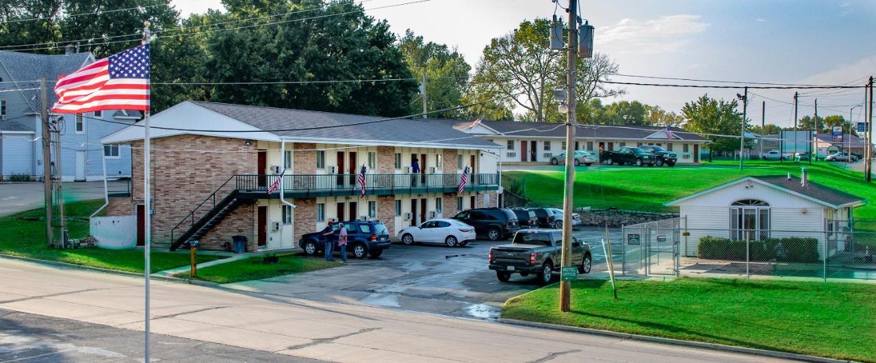 Hartwood Inn Charles City Exterior photo